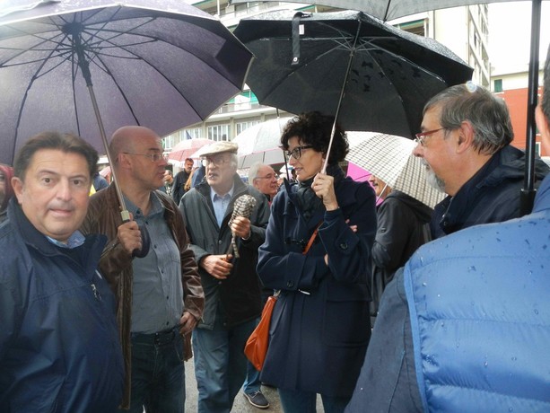 In centinaia al corteo antifascista sotto la pioggia, Sindaco incluso