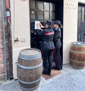 Uscita di sicurezza bloccata e serate danzanti abusive: chiuso un locale ad Albenga