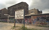Il Muro di Berlino nel 1988, è visibile una torre di guardia nel settore orientale. Bundesarchiv