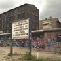 Il Muro di Berlino nel 1988, è visibile una torre di guardia nel settore orientale. Bundesarchiv Il Muro di Berlino nel 1988, è visibile una torre di guardia nel settore orientale. Bundesarchiv