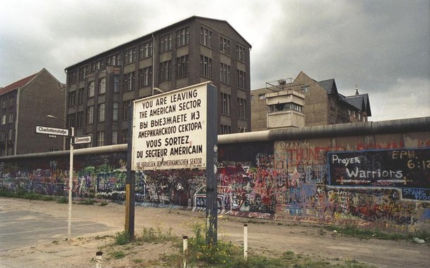 Il Muro di Berlino nel 1988, è visibile una torre di guardia nel settore orientale. Bundesarchiv