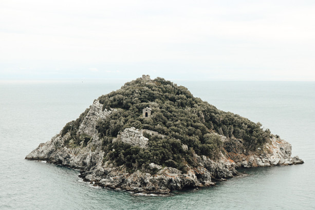 Chiara Vallarino, Dal cielo di Savona e provincia – Isola di Bergeggi, fotografia da drone
