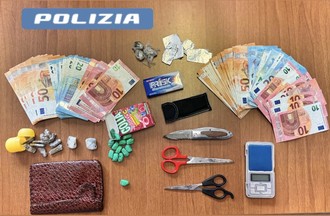 Droga nascosta sugli alberi: due arresti