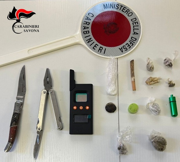 Armi e stupefacenti in auto: due indagati a Laigueglia