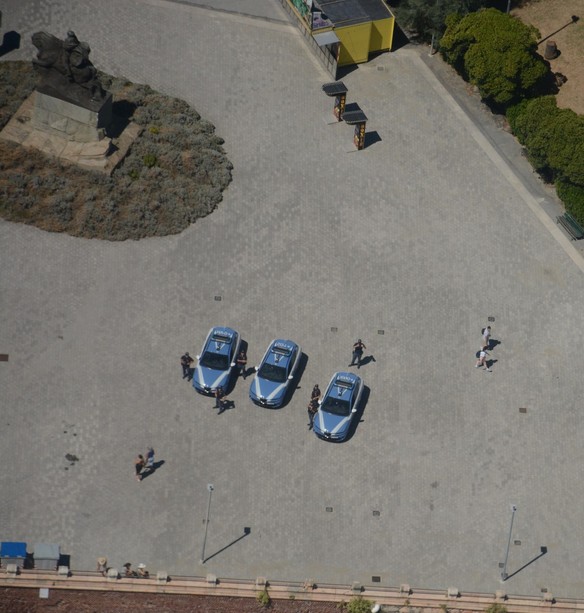 Savona, uomo armato di coltello fermato in Piazza Eroe dei Due Mondi Savona, uomo armato di coltello fermato in Piazza Eroe dei Due Mondi