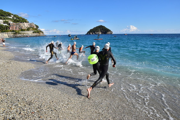 Swimtheisland, Matteo Furlan e Alisia Tettamanzi i vincitori della Combined Swim nel Golfo dell’Isola