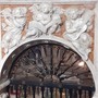 Il prospetto verso la navata ornato da rilievi marmorei con angeli musicanti, opera riferibile a Giovanni Battista e Cristoforo Orsolino (1635-1640), Basilica di N.S. di Misericordia, Santuario di Savona