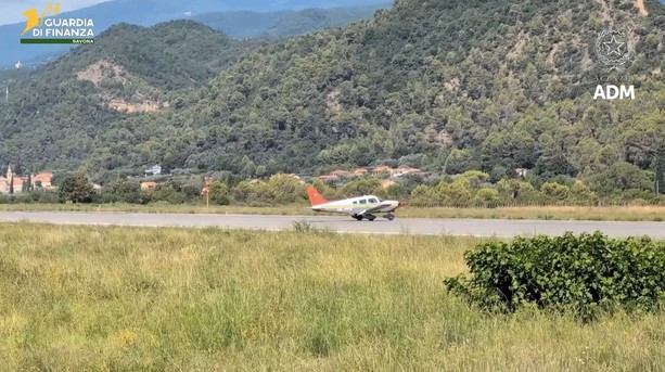 Aeroporto di Villanova, sequestro di valuta