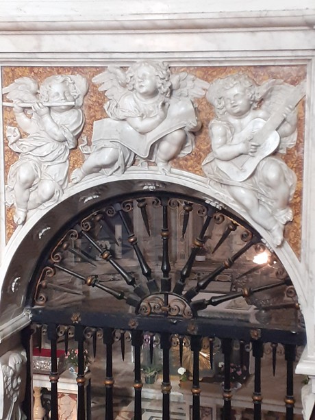 Il prospetto verso la navata ornato da rilievi marmorei con angeli musicanti, opera riferibile a Giovanni Battista e Cristoforo Orsolino (1635-1640), Basilica di N.S. di Misericordia, Santuario di Savona
