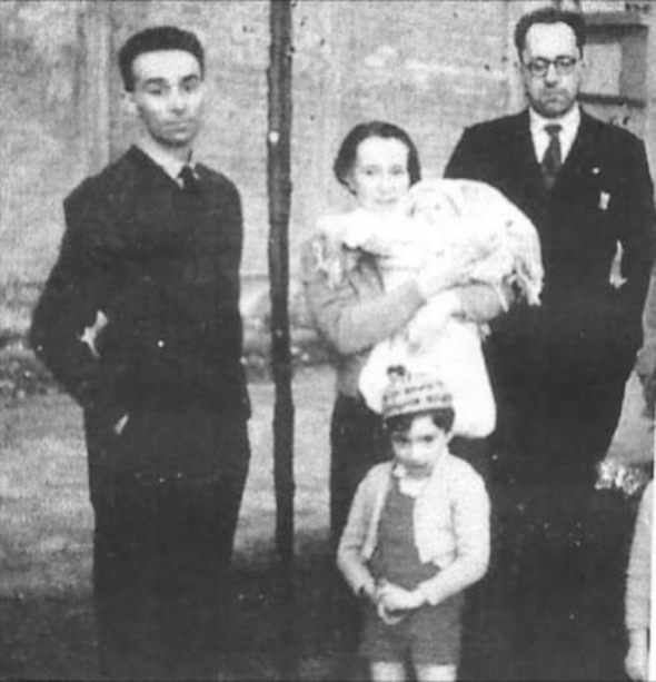 Nella foto, da sinistra, Primo Levi, Ada Della Torre con i figli, Silvio Ortona