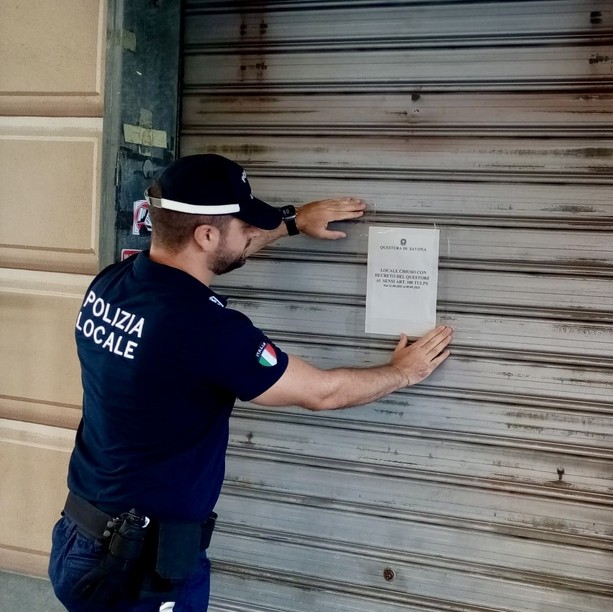 Superalcolici a minorenni: chiuso un minimarket di Loano