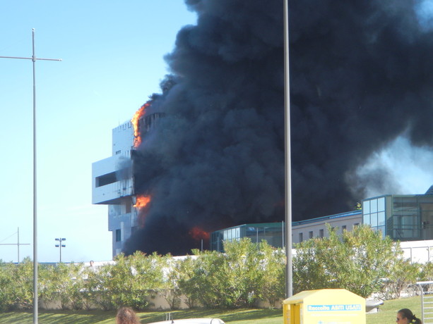 Savona, in fiamme la sede dell'Autorità portuale