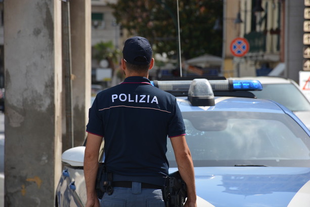 Aggredisce i poliziotti, trentatreenne arrestato Aggredisce i poliziotti, trentatreenne arrestato