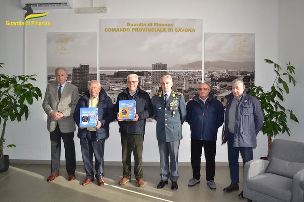 Savona: la Guardia di Finanza dona due defibrillatori alla Croce Bianca