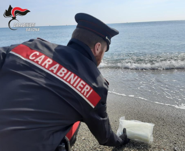Savona, un chilo di coca sulla spiaggia