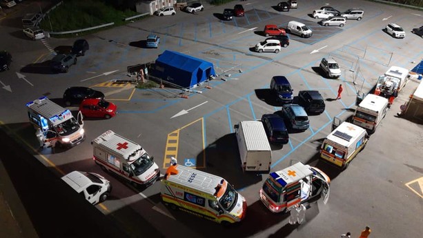 ambulanze in coda per la sanificazione: foto della Croce Bianca savonese