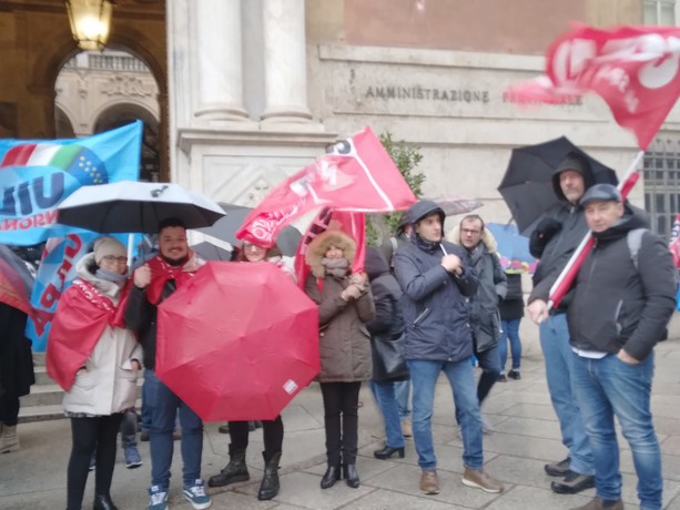Prefetture e questure, contratto scaduto per i lavoratori somministrati: presidio a Genova Prefetture e questure, contratto scaduto per i lavoratori somministrati: presidio a Genova