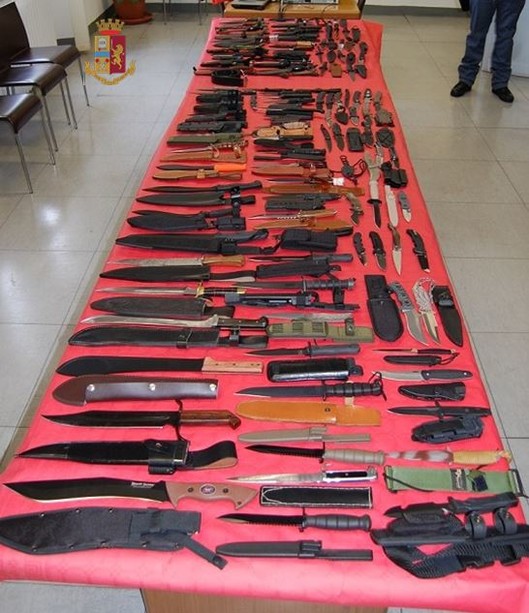 Savona: maxi sequestro di armi da taglio