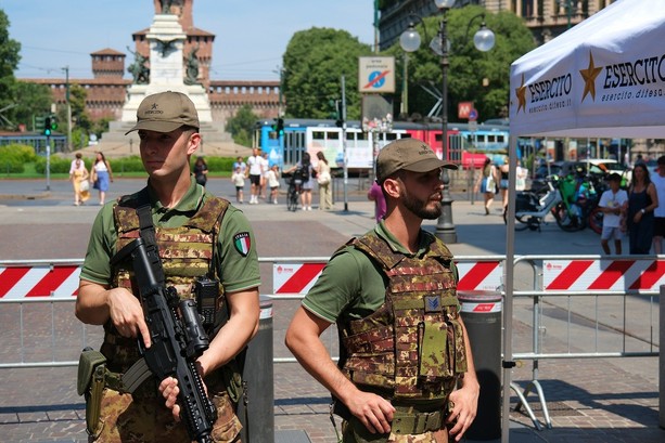 Il Sindacato Appartenenti Polizia: "No ai militari nell'ordine pubblico, in gioco gli equilibri democratici"