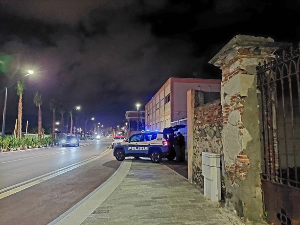 Sale sul tetto e minaccia il suicidio: salvata dai poliziotti