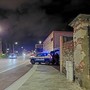 Sale sul tetto e minaccia il suicidio: salvata dai poliziotti Sale sul tetto e minaccia il suicidio: salvata dai poliziotti