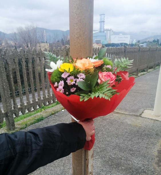 il mazzo di fiori che i soccorritori della Croce Bianca hanno deposto in memoria dei ragazzi uccisi