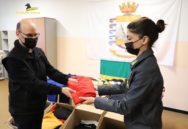 La Guardia di Finanza dona indumenti alla Caritas