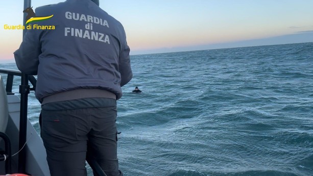 Le Fiamme Gialle salvano un surfista