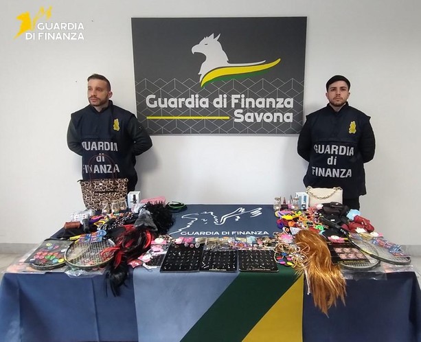 Savona, sequestrati 18mila accessori non sicuri