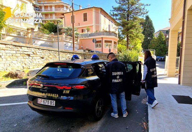 Escort sul web: scoperti 4 milioni di euro non dichiarati Escort sul web: scoperti 4 milioni di euro non dichiarati