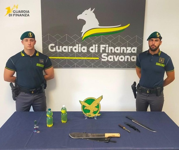 Machete, benzina e hashish in auto: sequestro della Guardia di Finanza