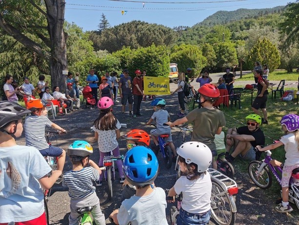 Bimbi in bici a Garlenda
