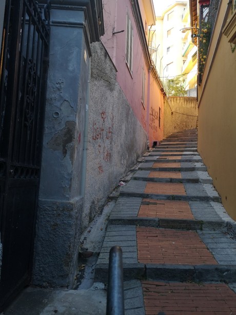 Salita San Pietro, la strada che porta a San Giovanni, fotografia Angelo Giacobbe