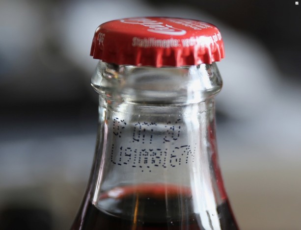 Rischio vetro nella bevanda: Amazon richiama sette lotti di Coca Cola