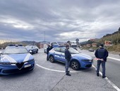 Brandisce una bottiglia rotta davanti alle scuole: denunciato