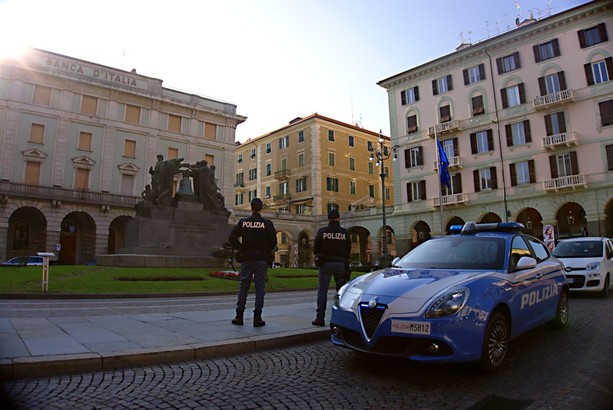 Viola il divieto di avvicinamento: arrestato