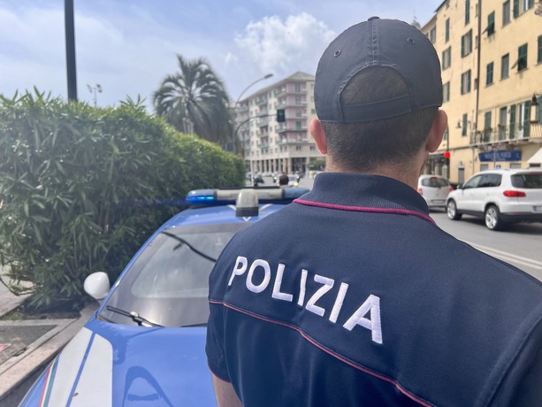 Barricato nell'androne, impedisce l'accesso ai condòmini: arrestato
