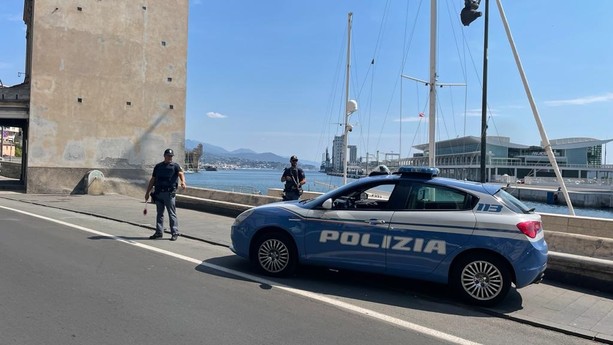 Aggredisce gli agenti, arrestato a Savona