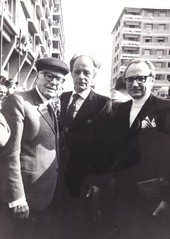 Pertini con Agenore Fabbri a Savona in occasione dell'inaugurazione del monumento alla Resistenza in piazza Martiri Pertini con Agenore Fabbri a Savona in occasione dell'inaugurazione del monumento alla Resistenza in piazza Martiri