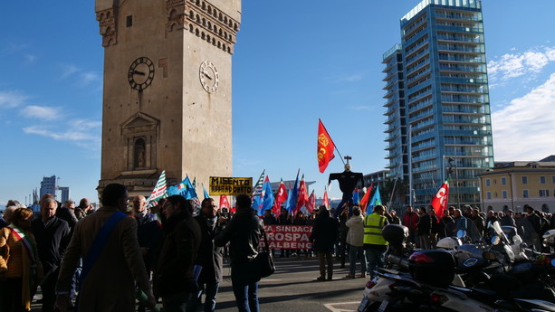 Piaggio, gli stipendi non arrivano