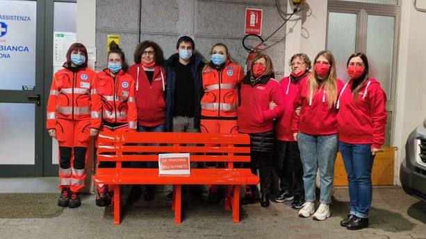 Inaugurata la panchina dell'alfabeto presso la sede della Croce Bianca