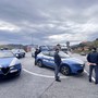 Brandisce una bottiglia rotta davanti alle scuole: denunciato
