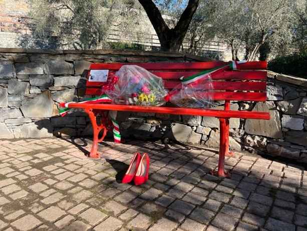 Una panchina rossa a Garlenda Una panchina rossa a Garlenda