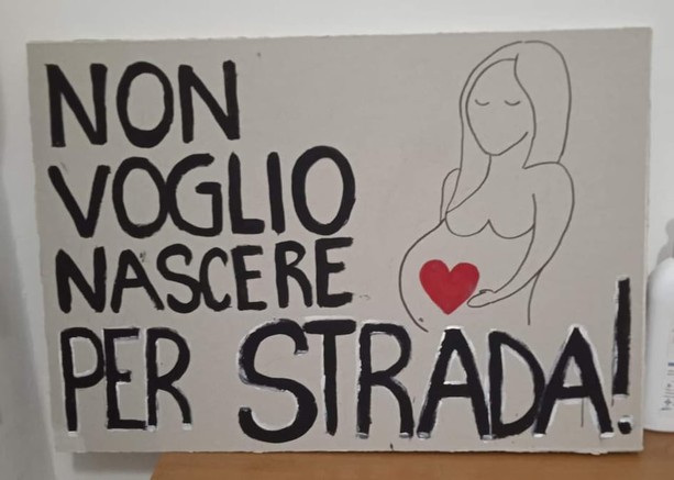 un cartello di protesta postato dai cittadini contro la chiusura del Punto nascita