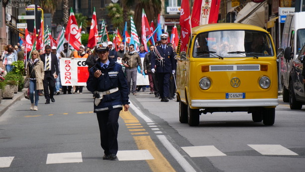 Il corteo del Primo Maggio sfila di fronte a Casapound (video) Il corteo del Primo Maggio sfila di fronte a Casapound (video)
