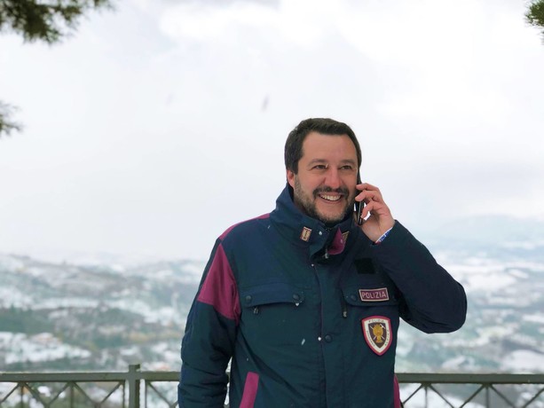 Uso improprio della divisa: l'USB dei Vigili del Fuoco denuncia Salvini