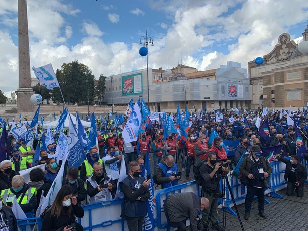 Basta aggressioni agli uomini in divisa: la manifestazione