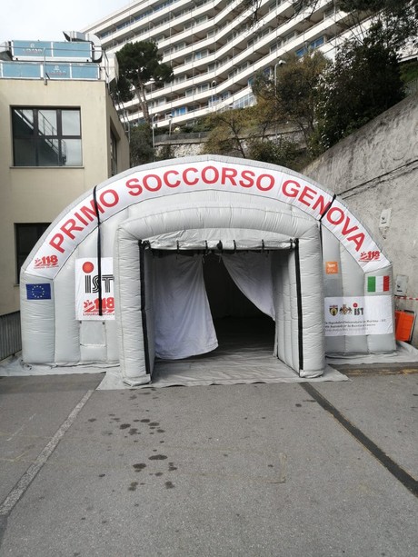 la tenda davanti all'ospedale San Martino