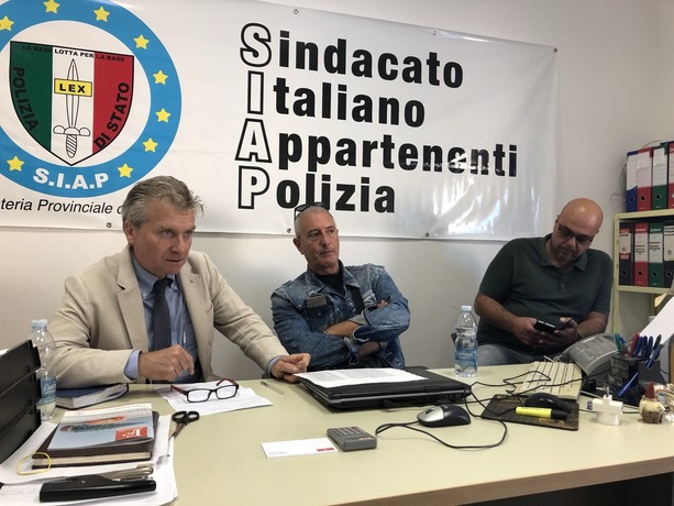 Poliziotti senza contratto né divise