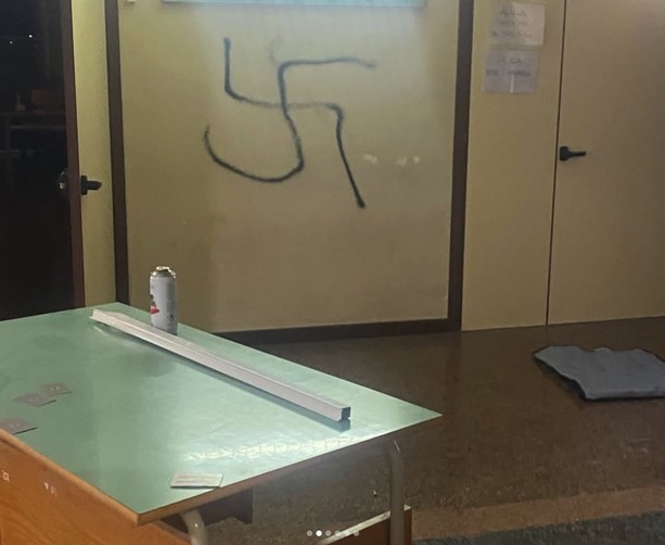 Neofascisti nel liceo Neofascisti nel liceo